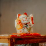 【2026年最新】風水で金運アップ！部屋のレイアウト完全ガイド｜方位・色・インテリアの配置術
