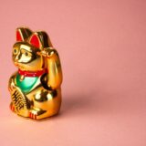 【2026年最新】風水で金運アップ！部屋のレイアウト完全ガイド｜方位・色・インテリアの配置術